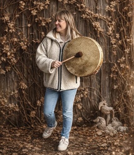 portrait de Céline Raynaud en soin karmique au tambour chaman